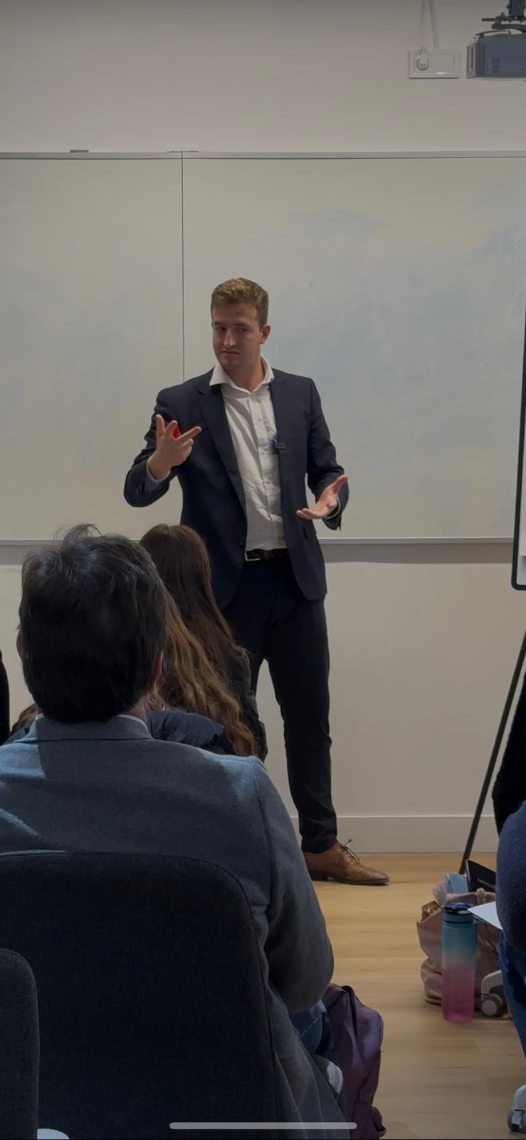 Adrián Arellano — Formador de ventas B2B y fundador de Sheller Performance